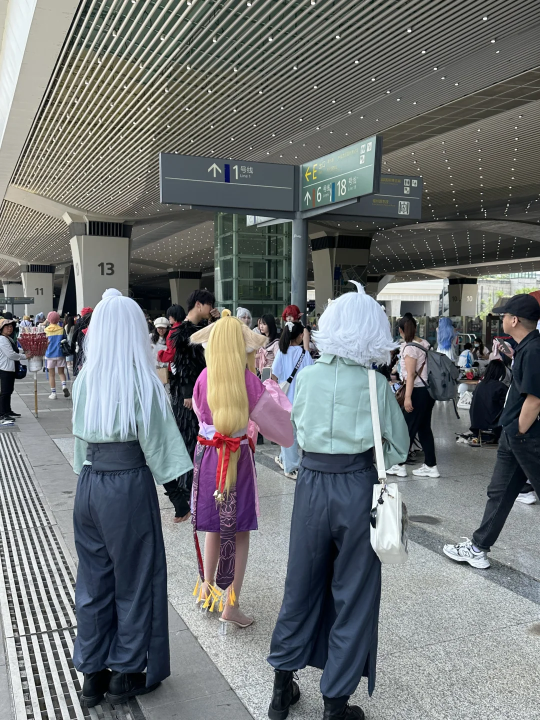 哇塞！！！！今天全成都的人都来西博成了吧。。。。