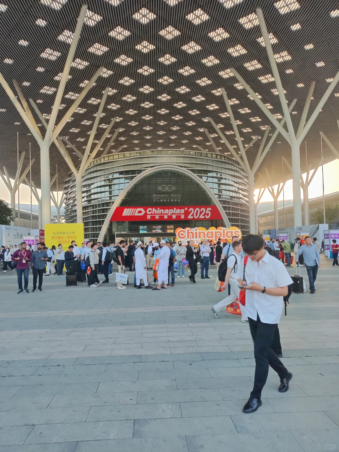 展会将于15分钟后结束，我们明年上海再见。