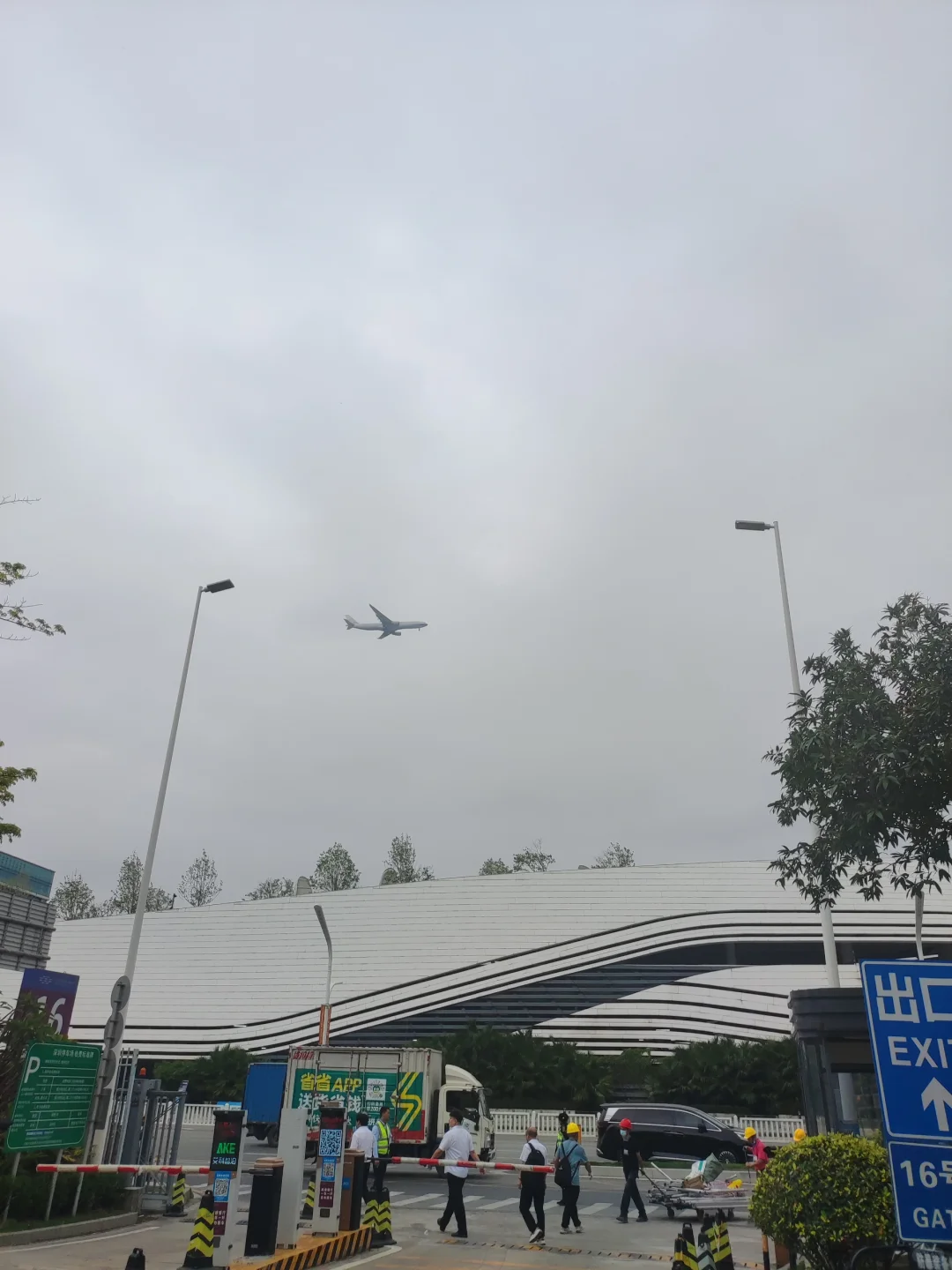 展会将于15分钟后结束，我们明年上海再见。