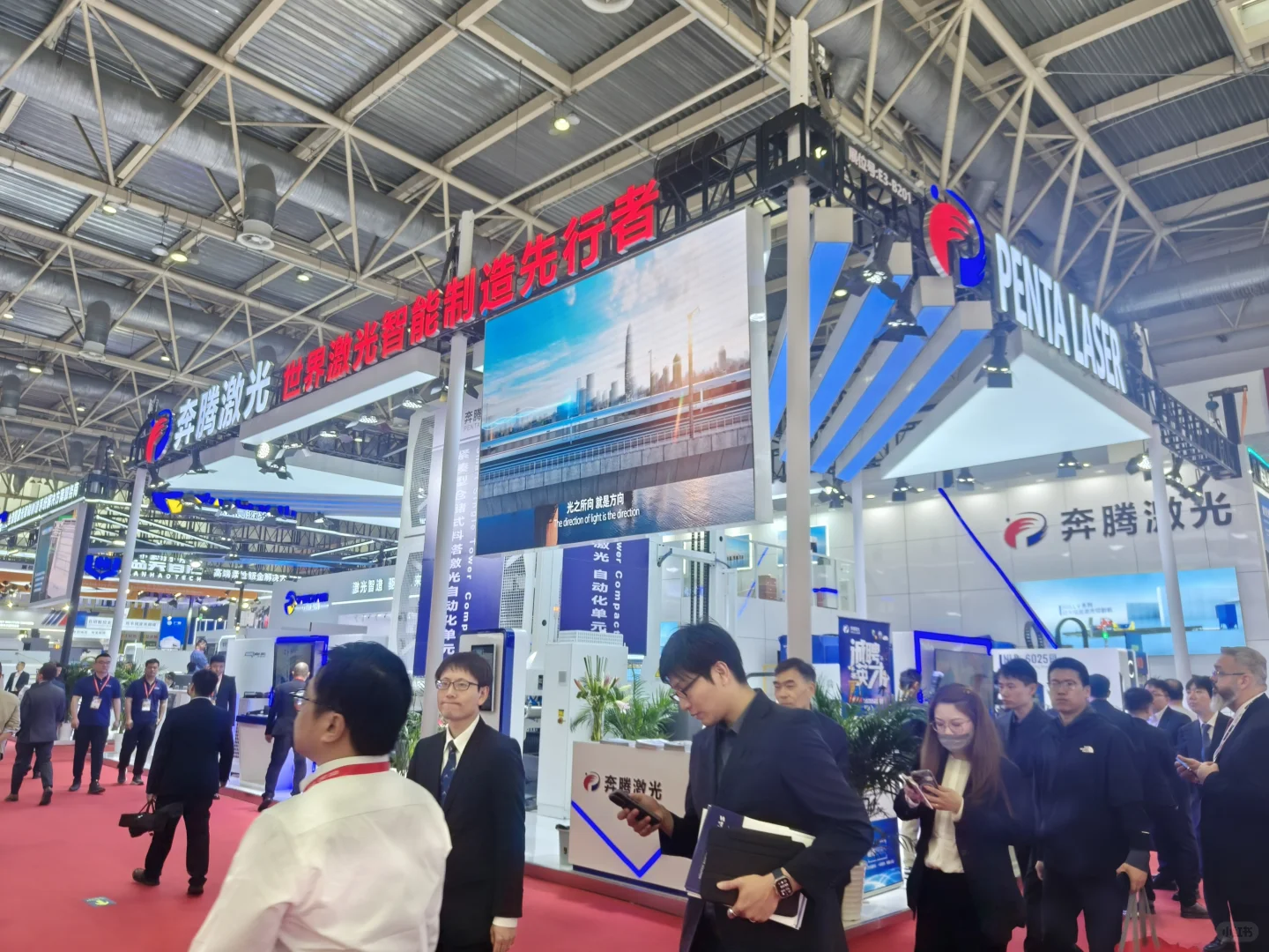 哇塞展会现场人好多喔