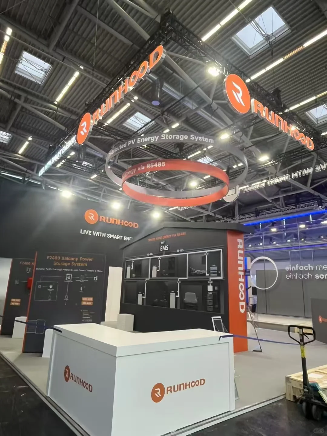 今天给大家看看我们在国外的展台落地美图