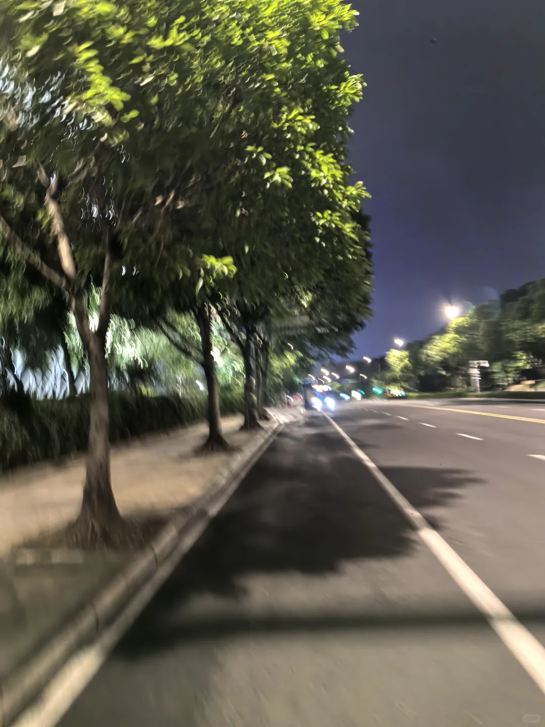 在福州海峡国际会展中心跑步，夜跑无车