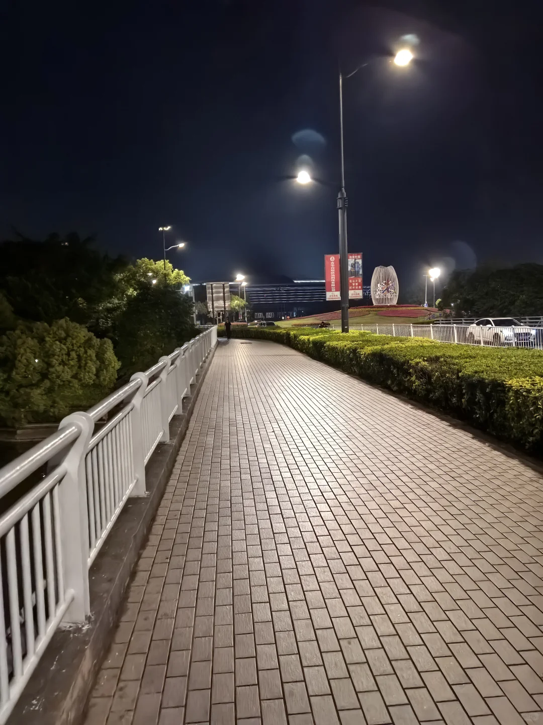 在福州海峡国际会展中心跑步，夜跑无车