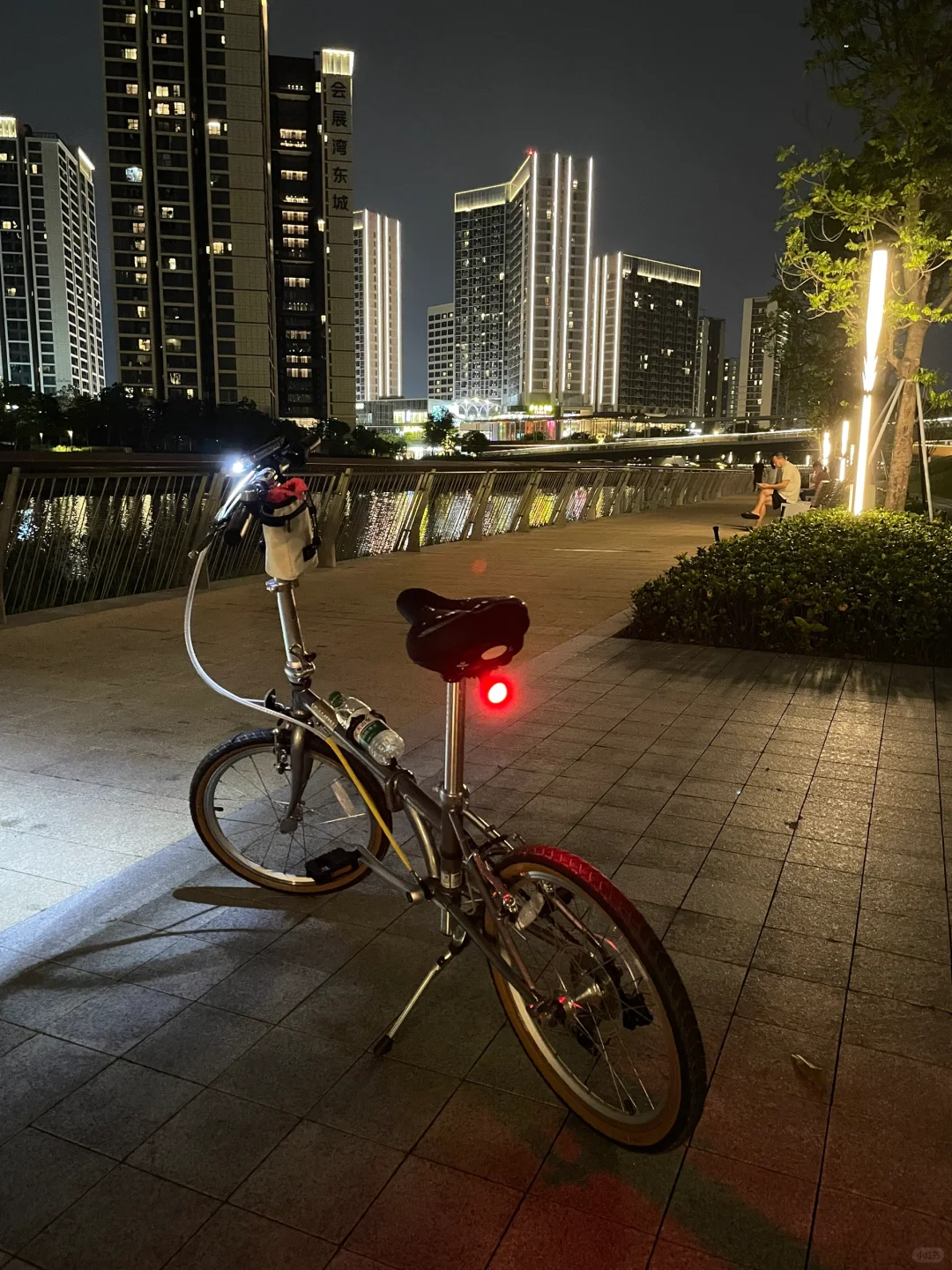 周日骑行深圳国际会展中心花园里