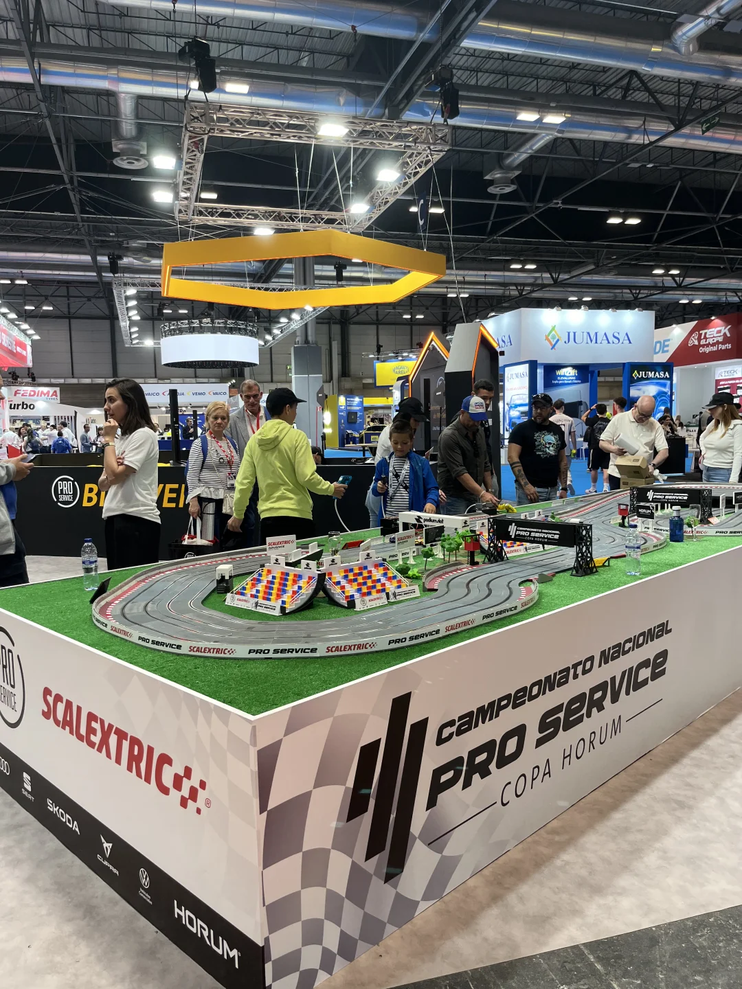 ??留子在马德里汽配展会兼职翻译被采访啦