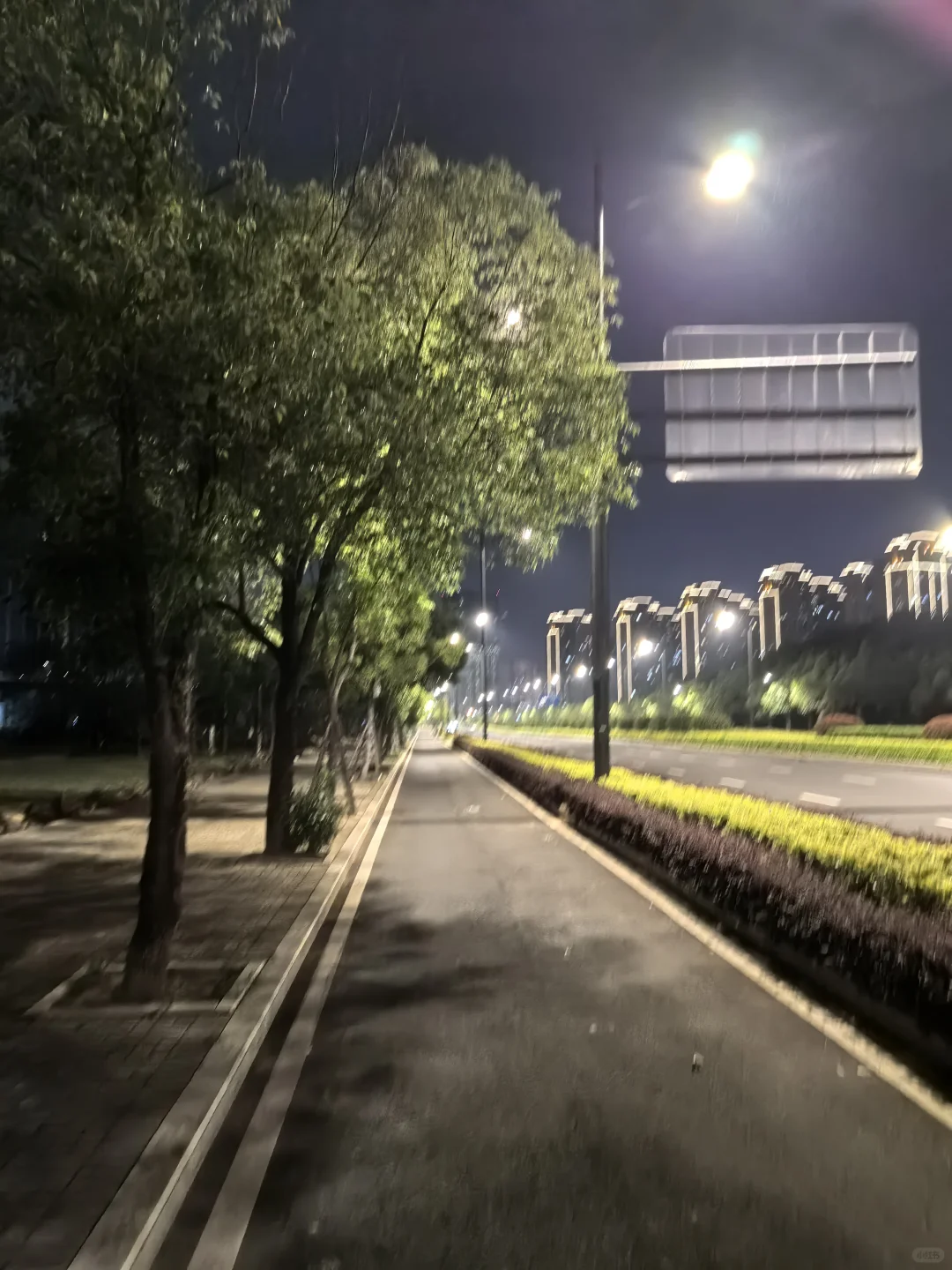 在福州海峡国际会展中心跑步，夜跑无车