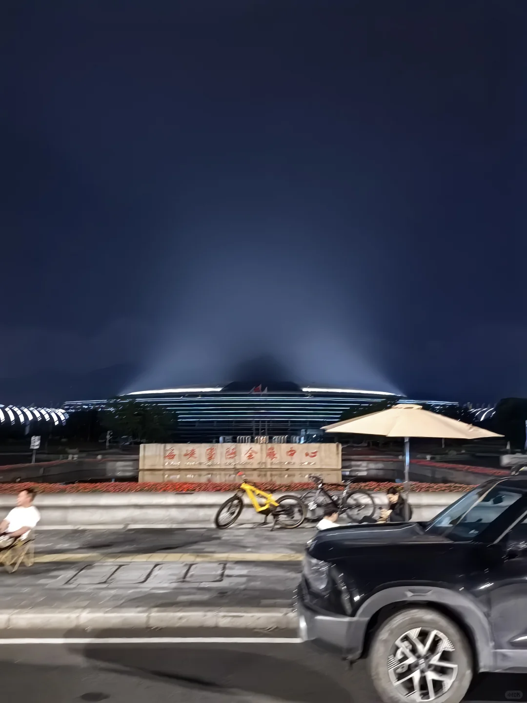 在福州海峡国际会展中心跑步，夜跑无车