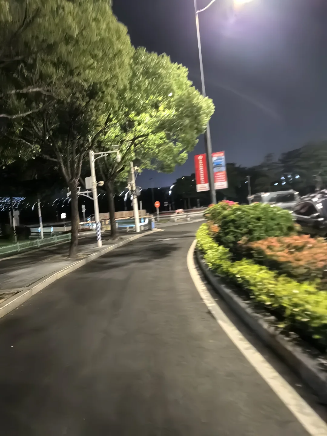 在福州海峡国际会展中心跑步，夜跑无车