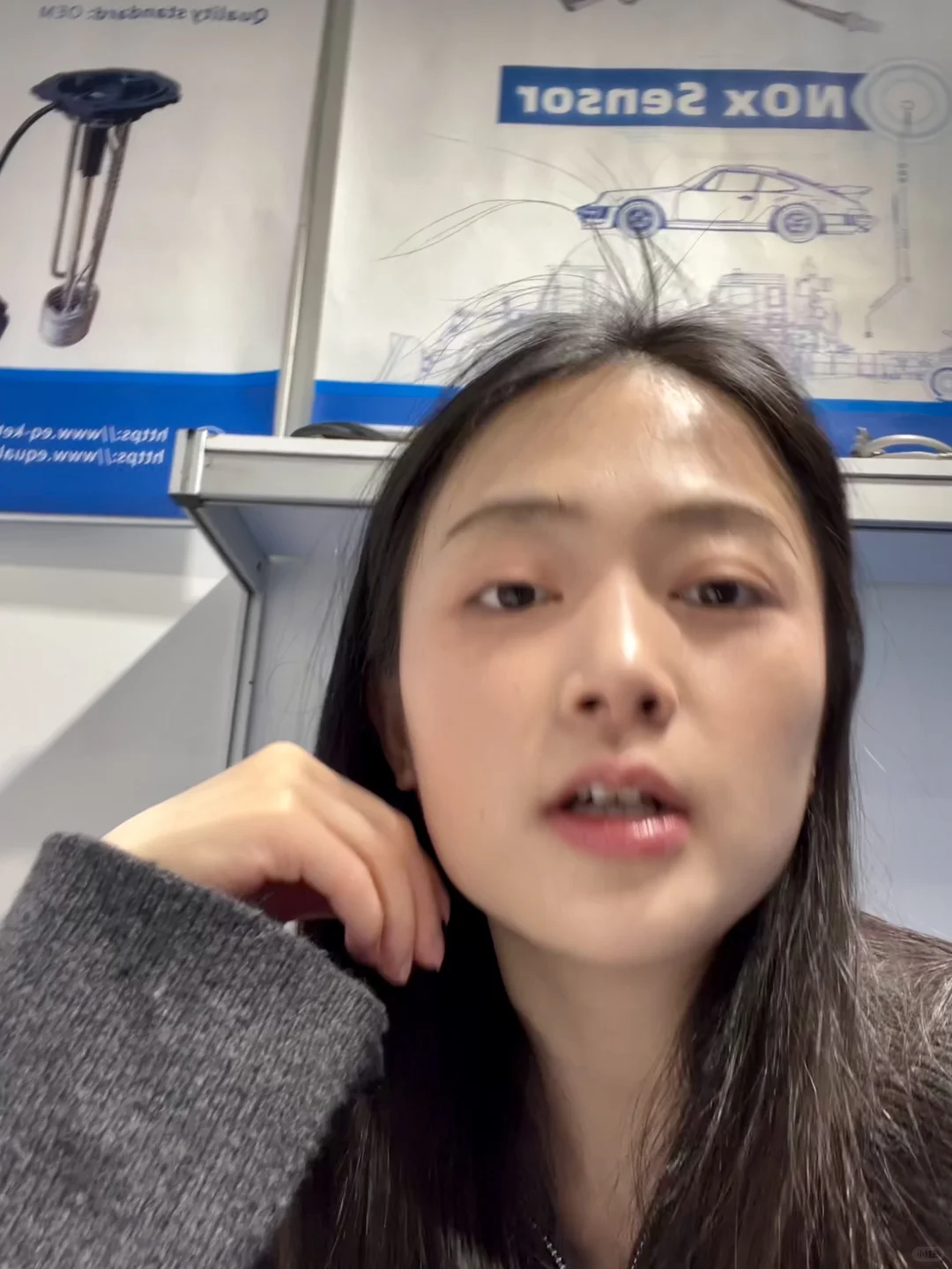 ??留子在马德里汽配展会兼职翻译被采访啦