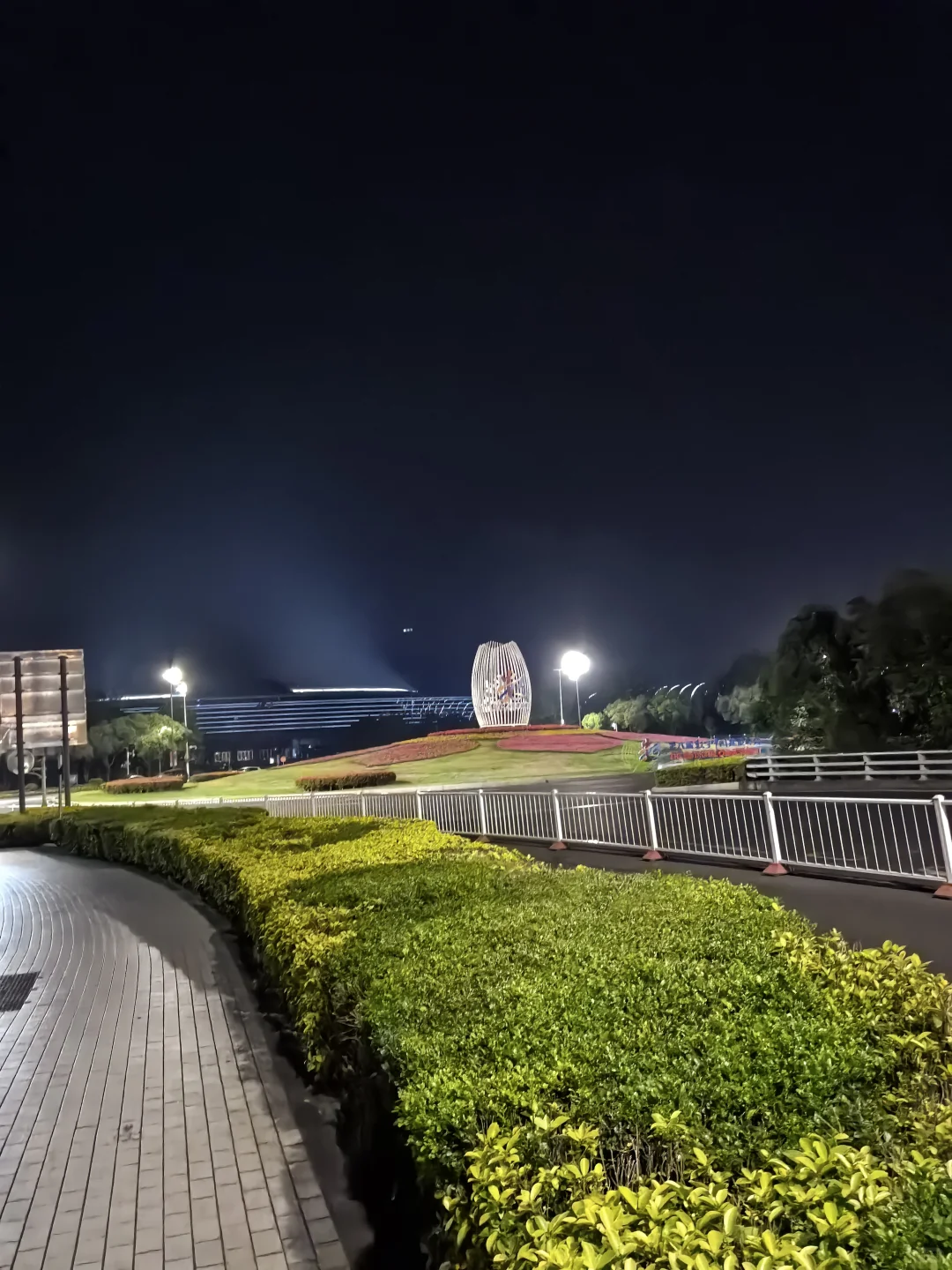 在福州海峡国际会展中心跑步，夜跑无车