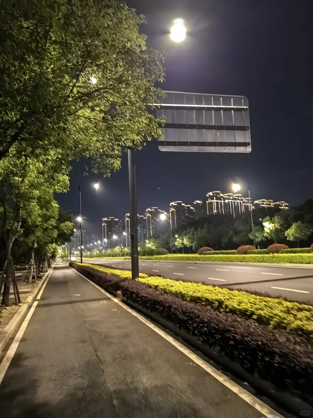 在福州海峡国际会展中心跑步，夜跑无车