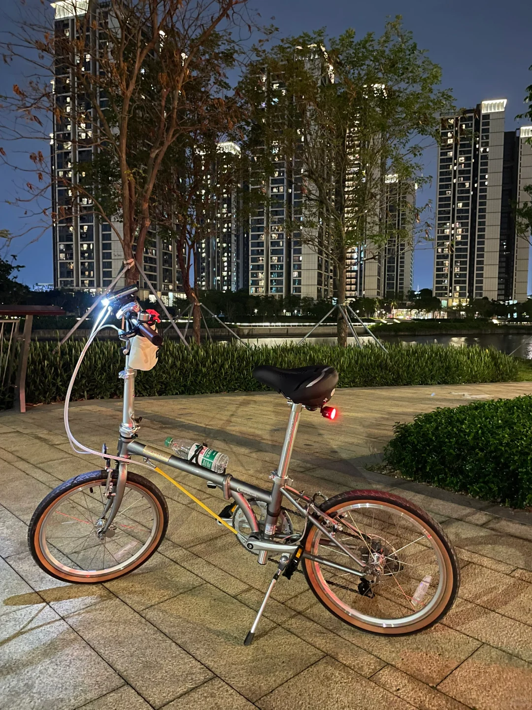 周日骑行深圳国际会展中心花园里