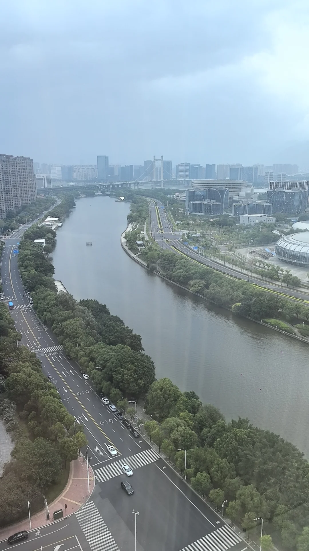 在福州海峡国际会展中心跑步，夜跑无车