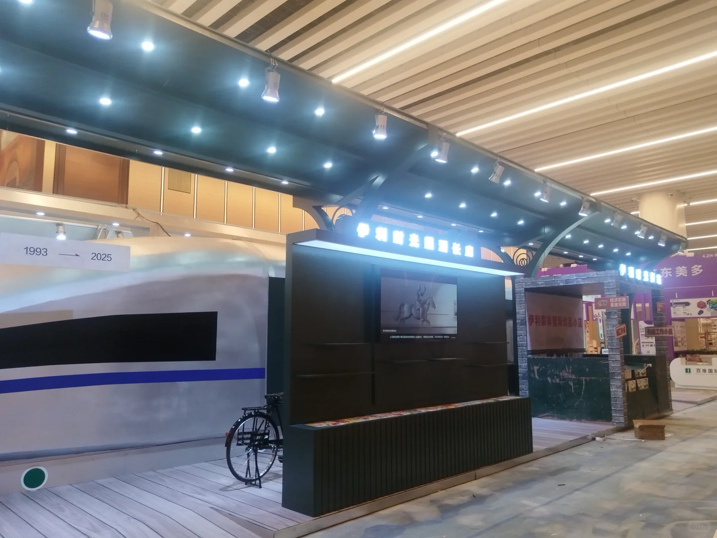 上海伊利网红展台