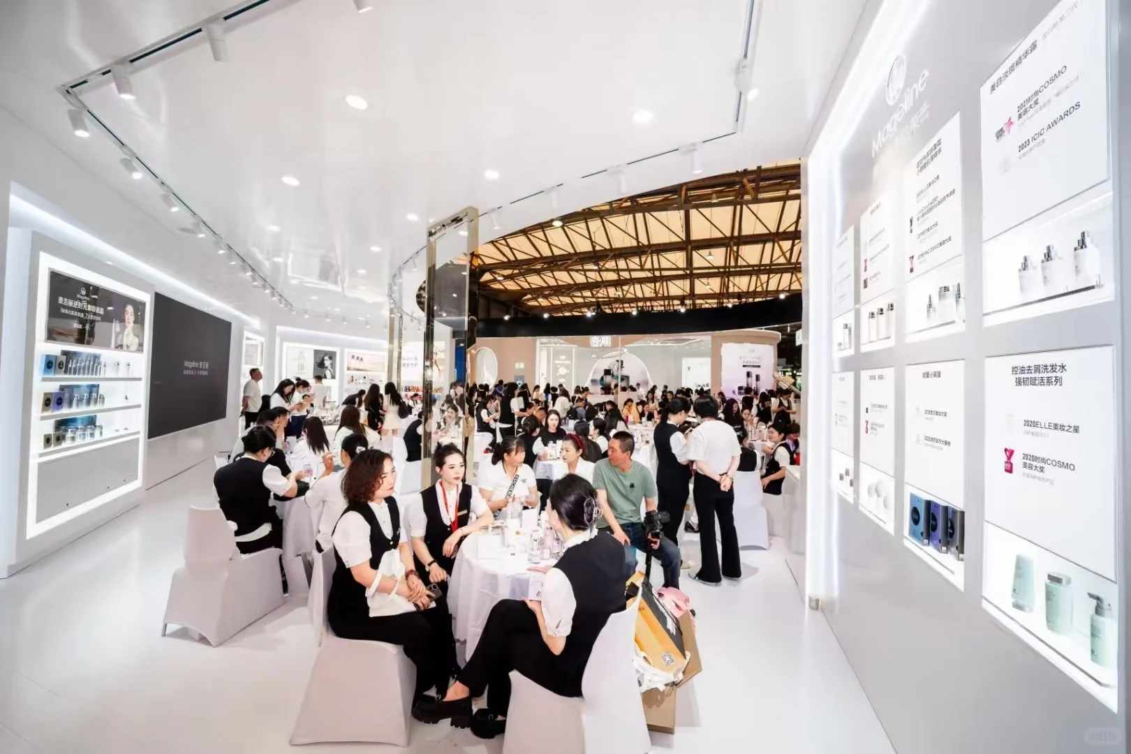 人山人海，麦吉丽在美容博览会现场被挤爆了！