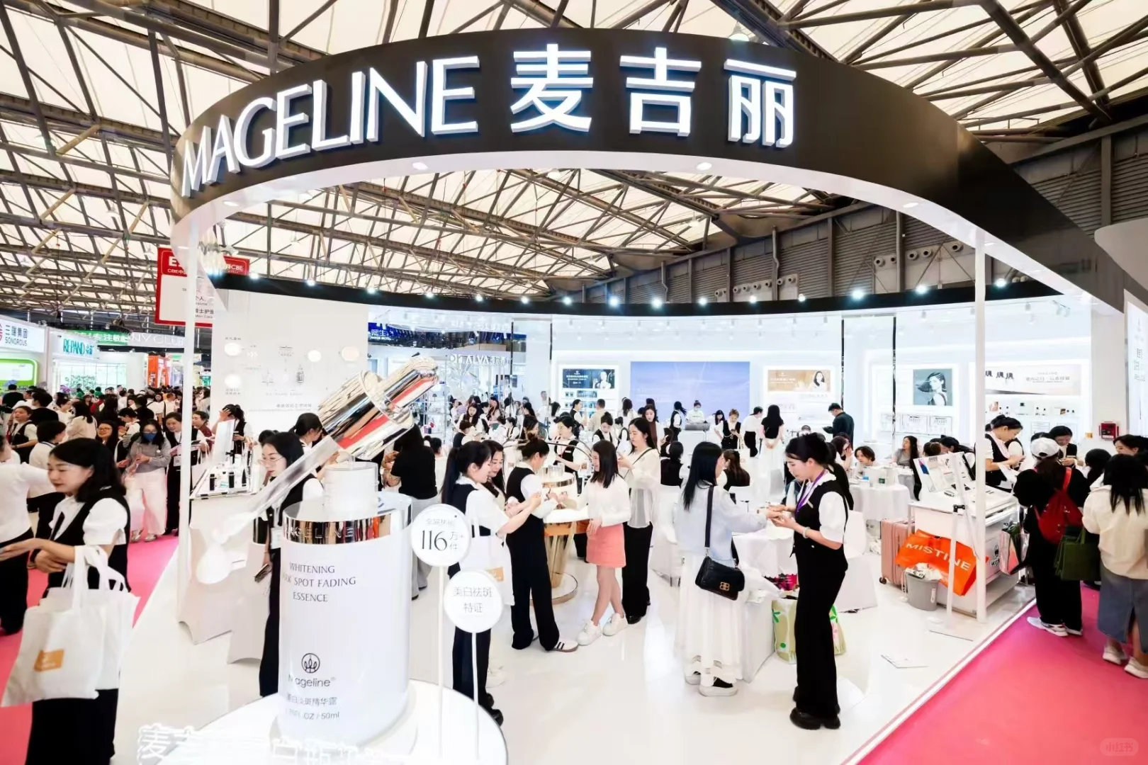 人山人海，麦吉丽在美容博览会现场被挤爆了！