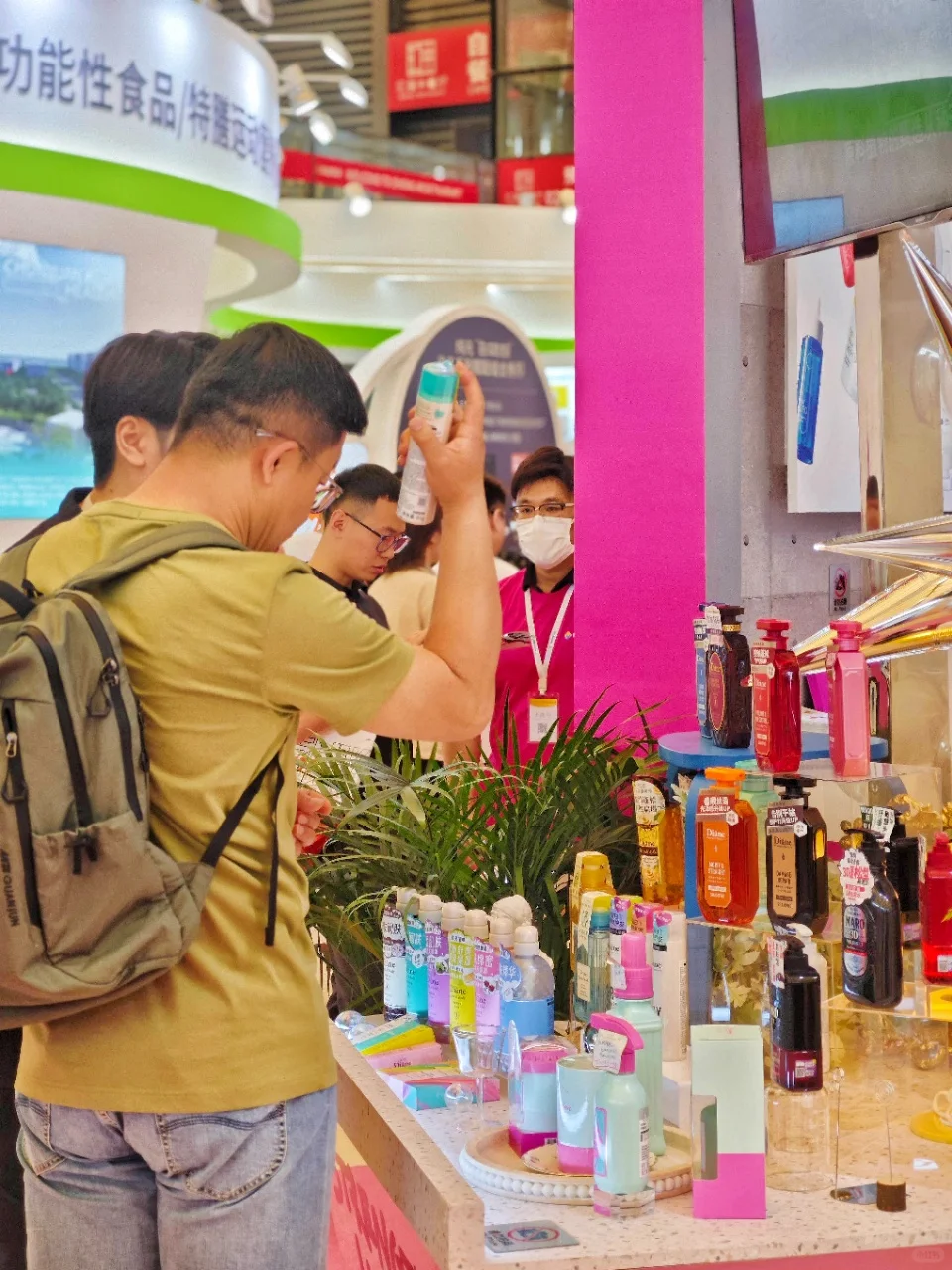 美博会‼️背了2大袋礼品?回家