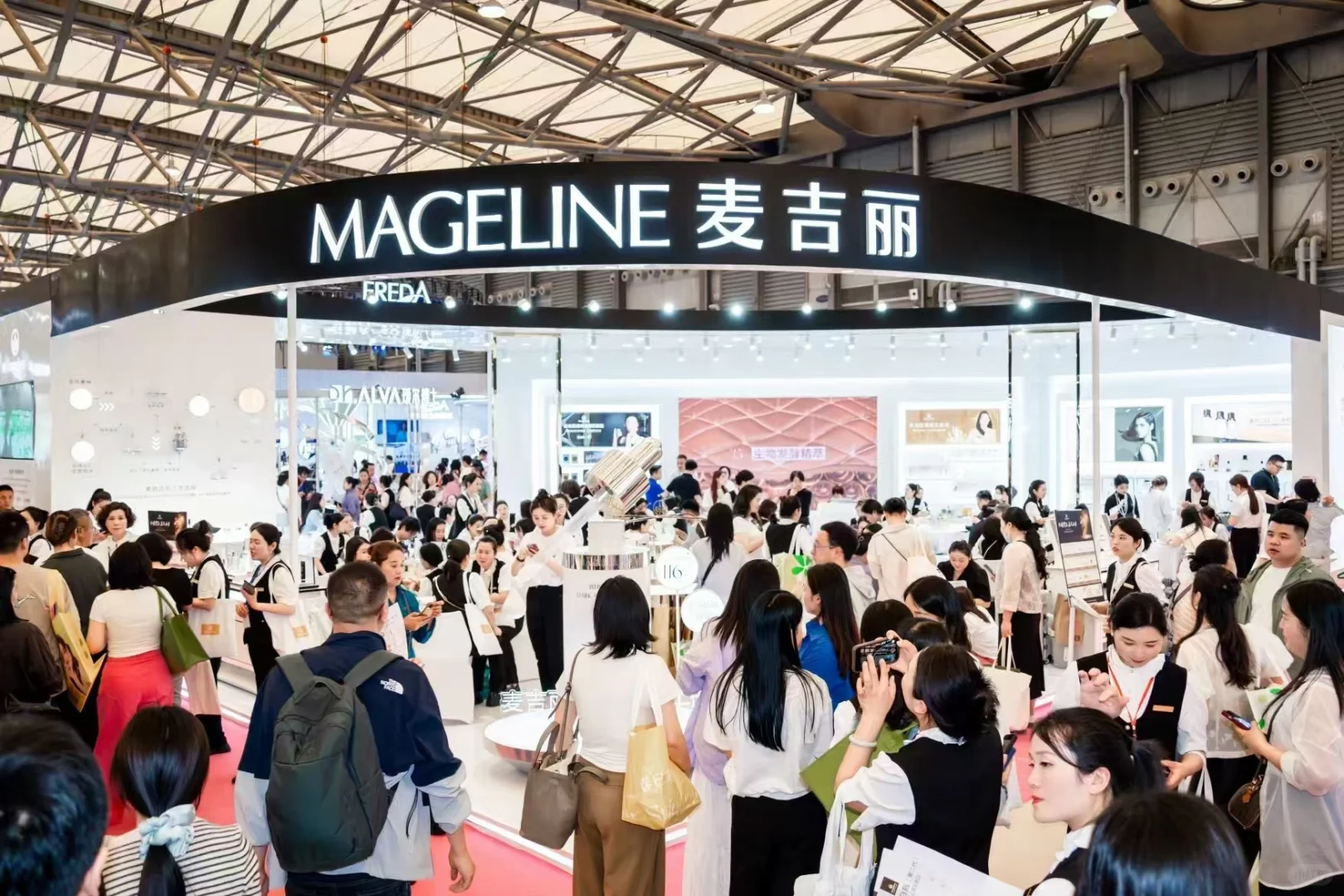 人山人海，麦吉丽在美容博览会现场被挤爆了！