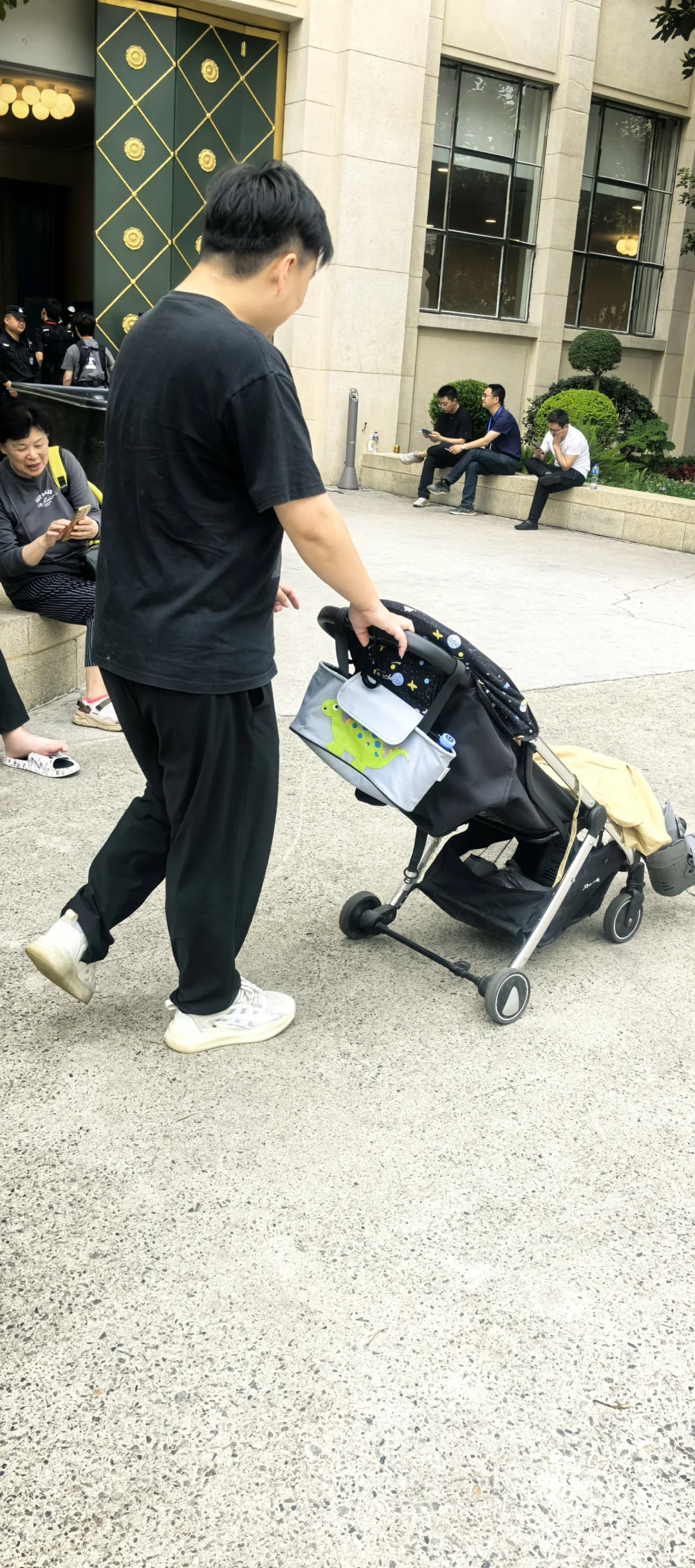 陪受伤宝贝来打卡上海教育博览会