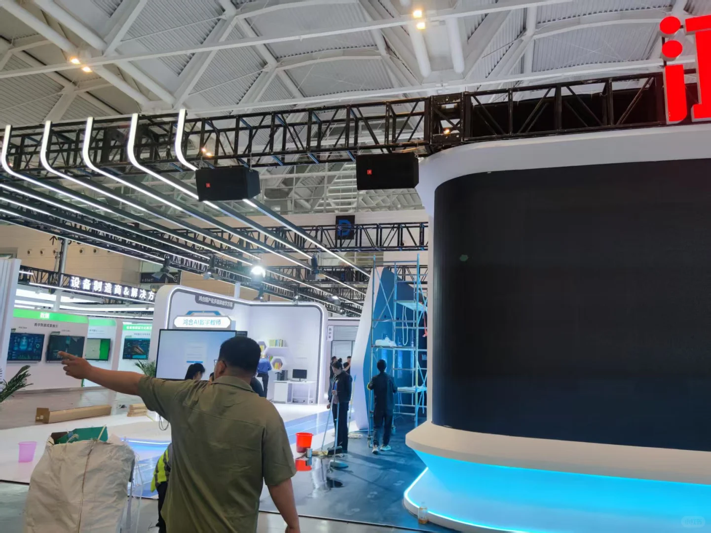 展会现场搭建中?