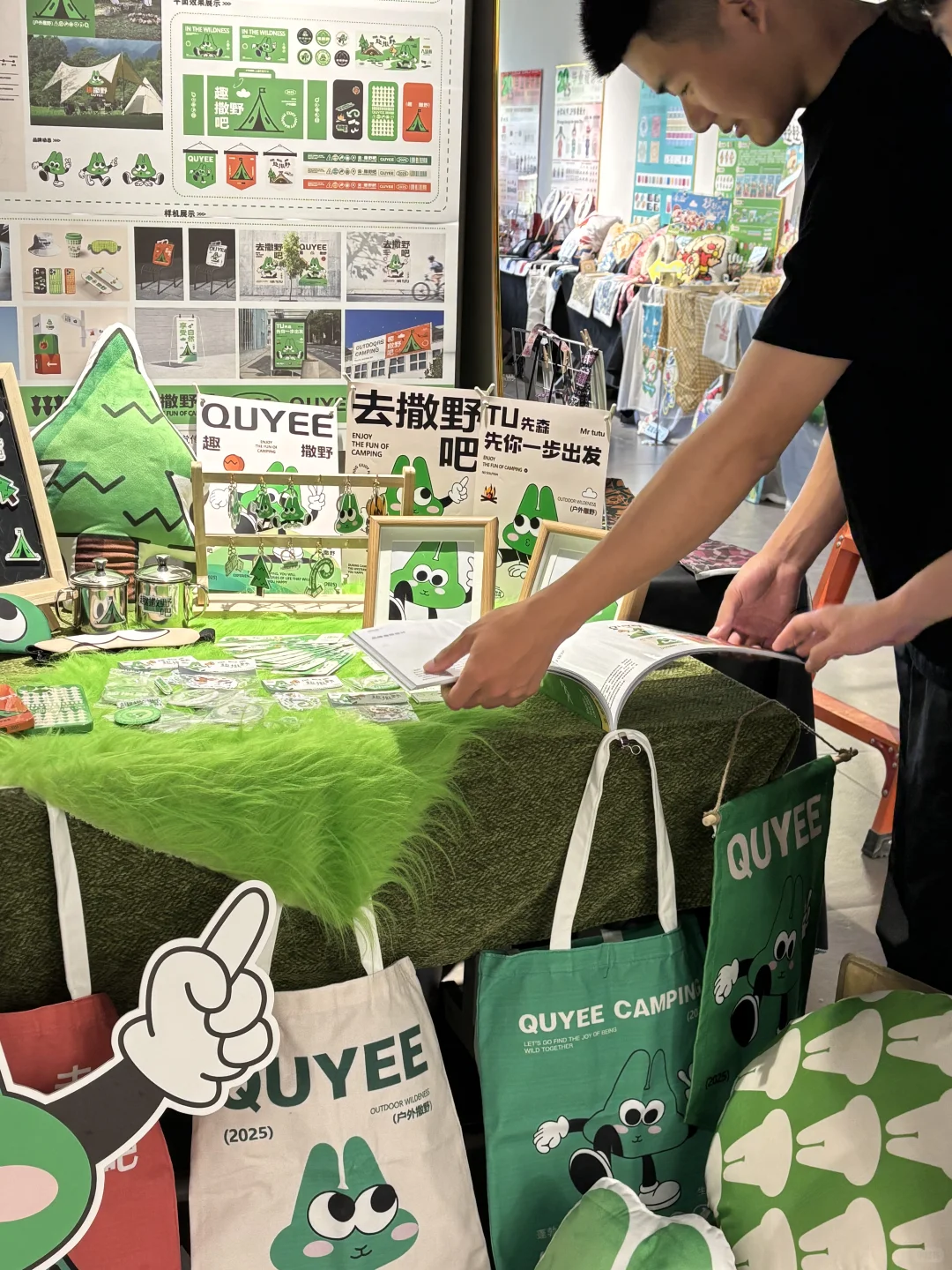 毕设展｜恰逢春天 我好爱我的绿色展台呀！！