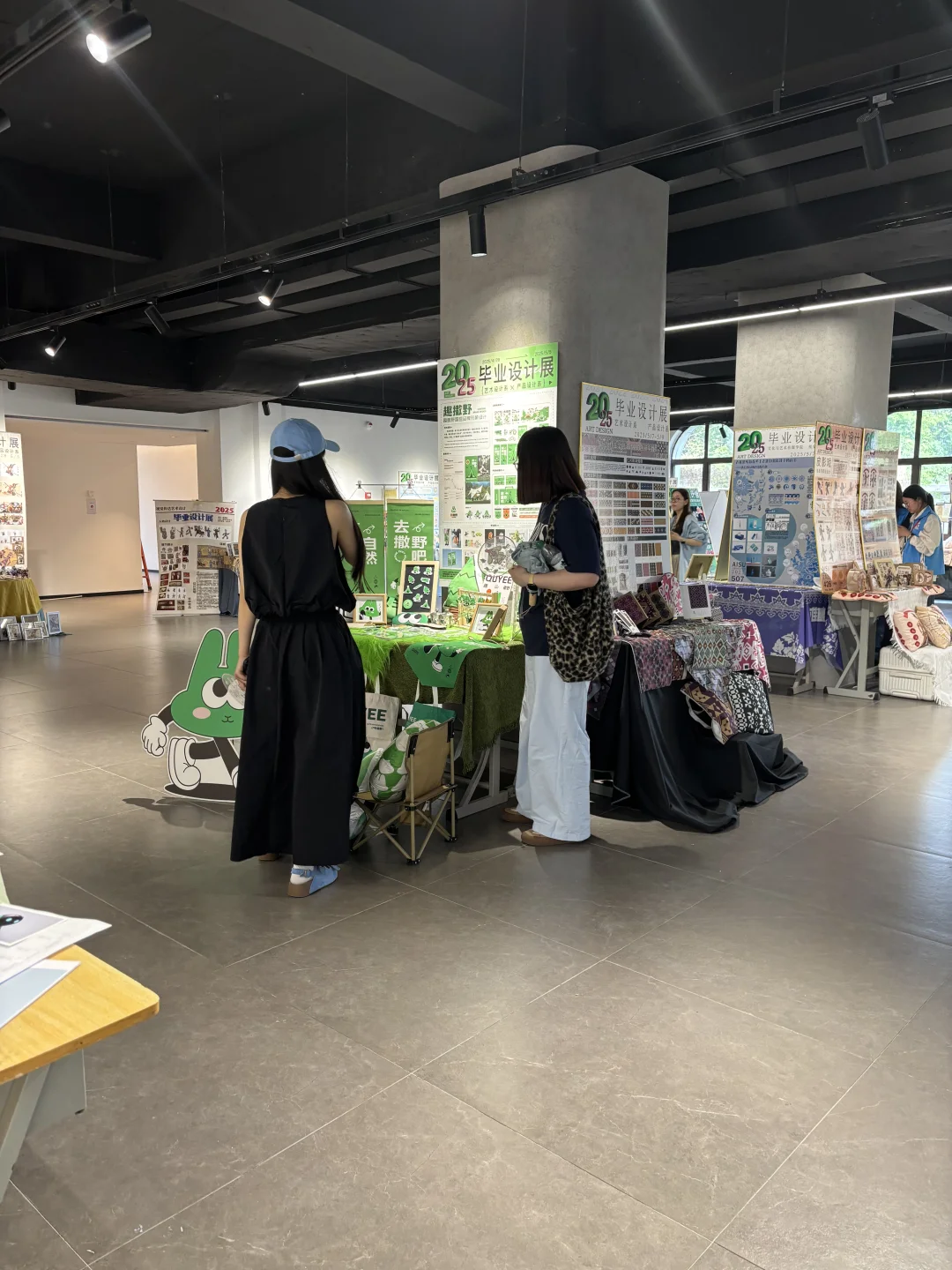 毕设展｜恰逢春天 我好爱我的绿色展台呀！！