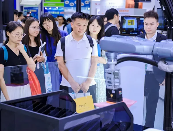 来看机器人炫技啦！???