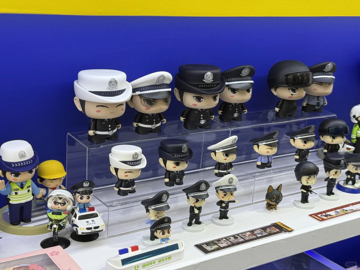 一场警察含量极高的展览