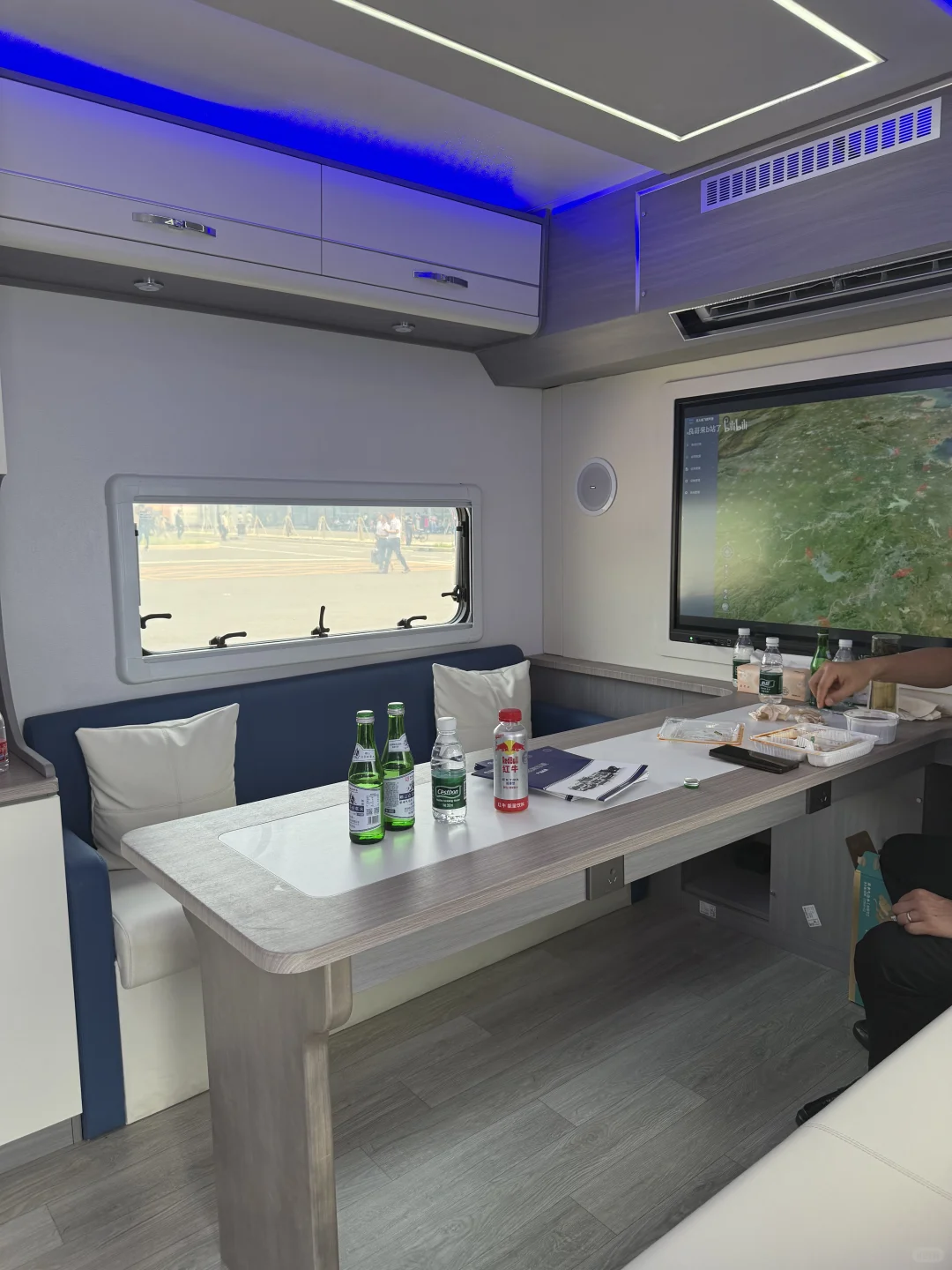 一场警察含量极高的展览