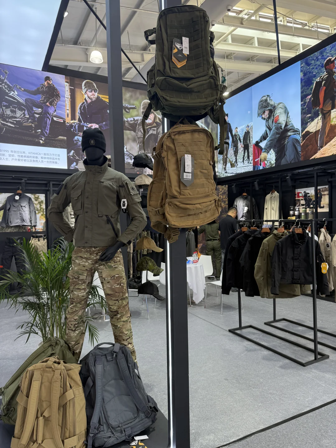 一场警察含量极高的展览