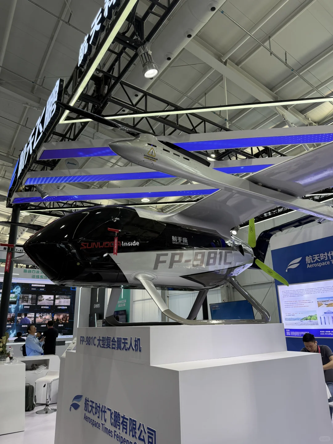 一场警察含量极高的展览