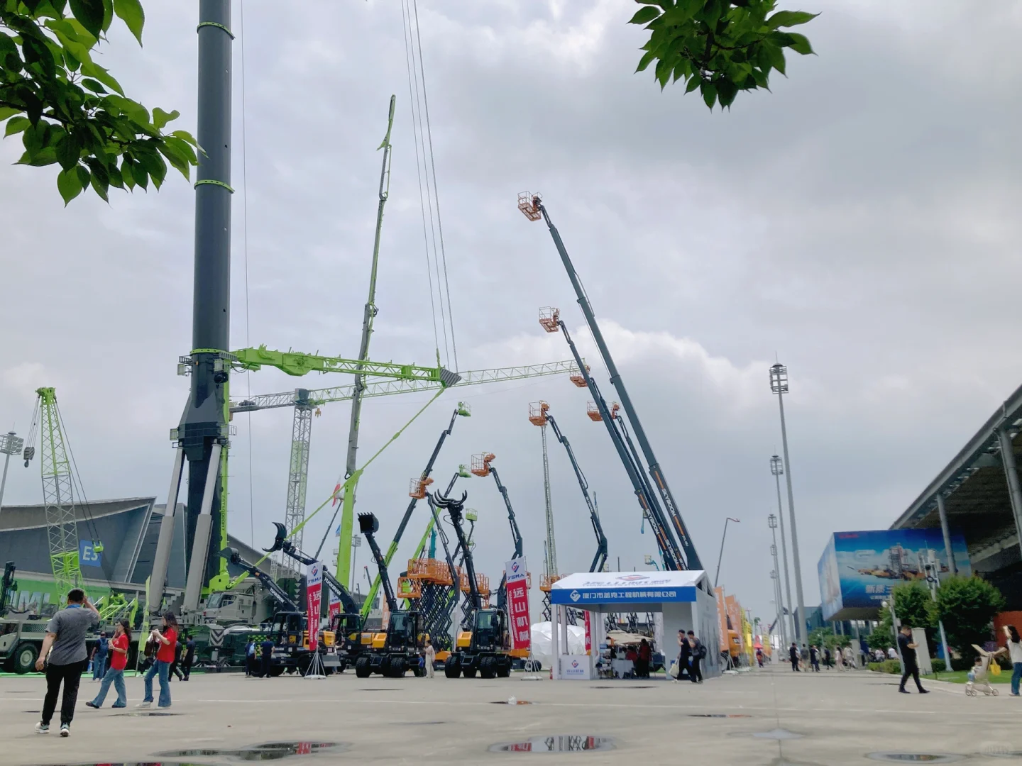 周末带娃看工程机械展