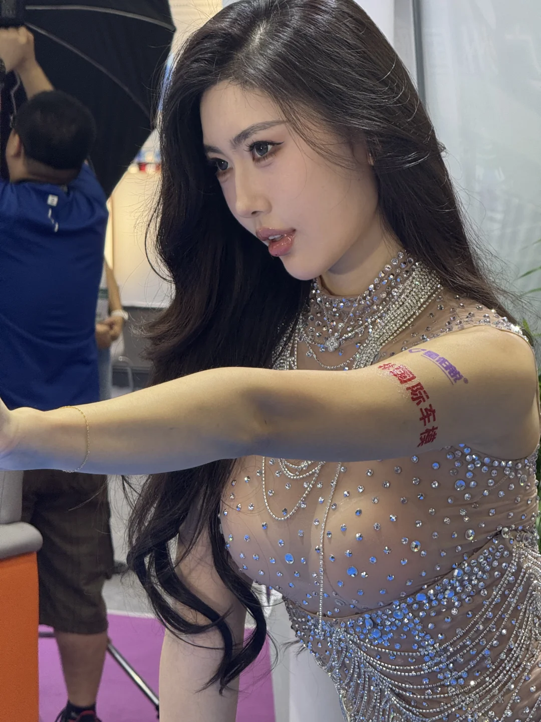 叶濛雨玩?台球黑8