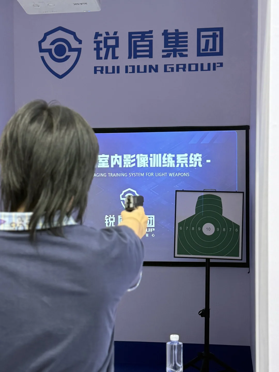 一场警察含量极高的展览