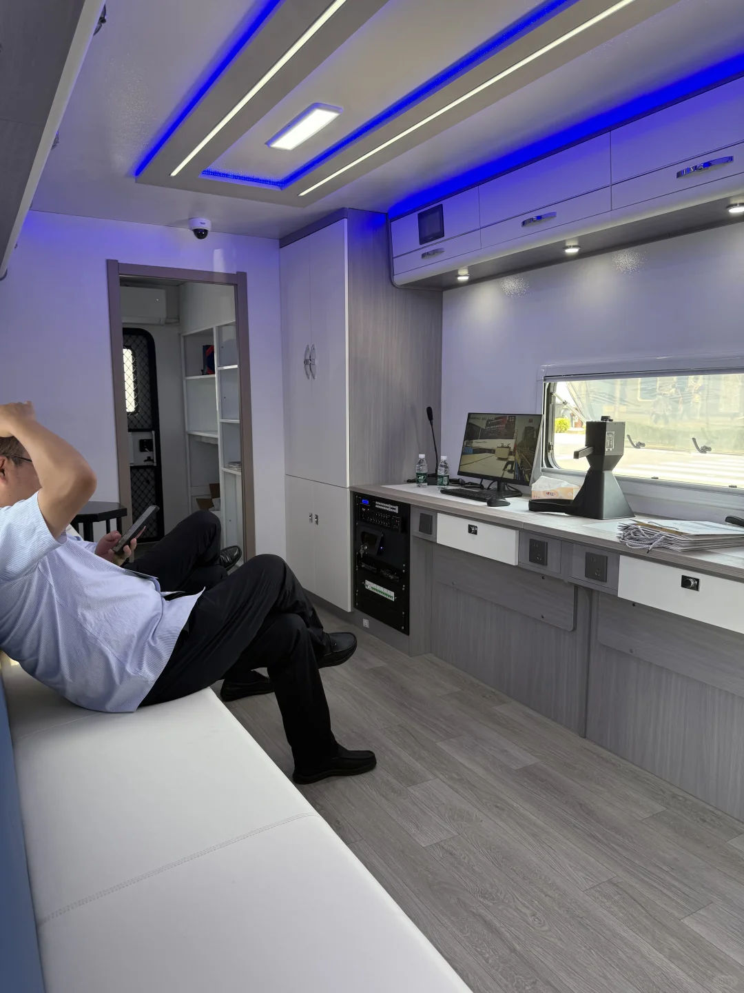 一场警察含量极高的展览