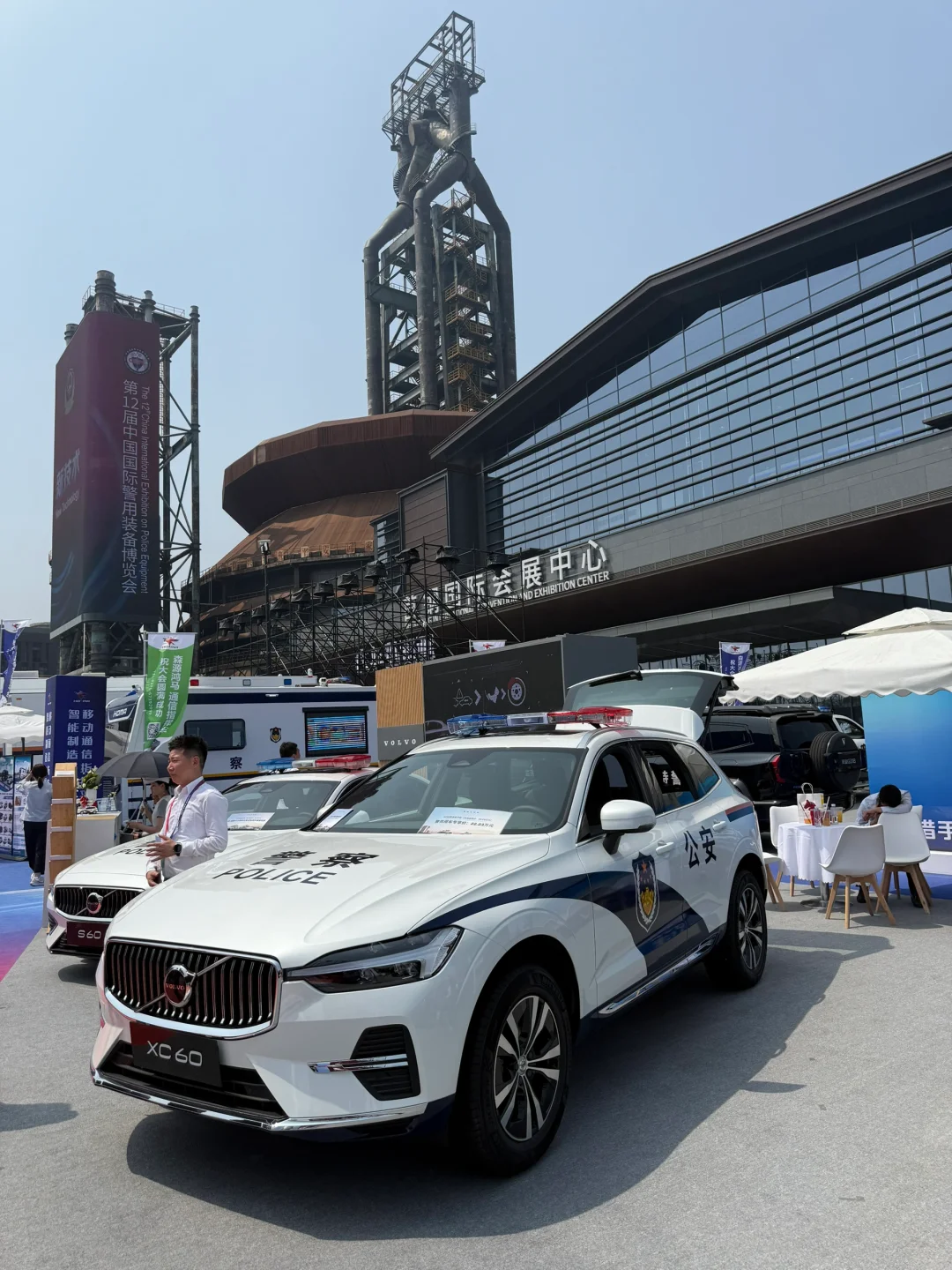 一场警察含量极高的展览