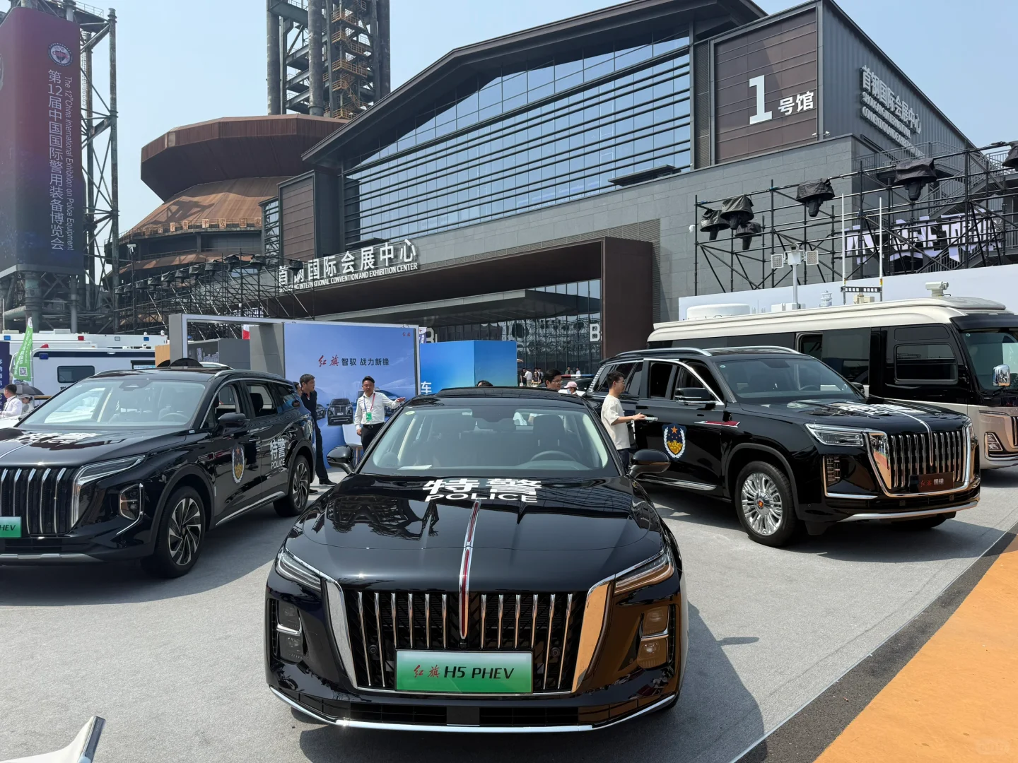 一场警察含量极高的展览