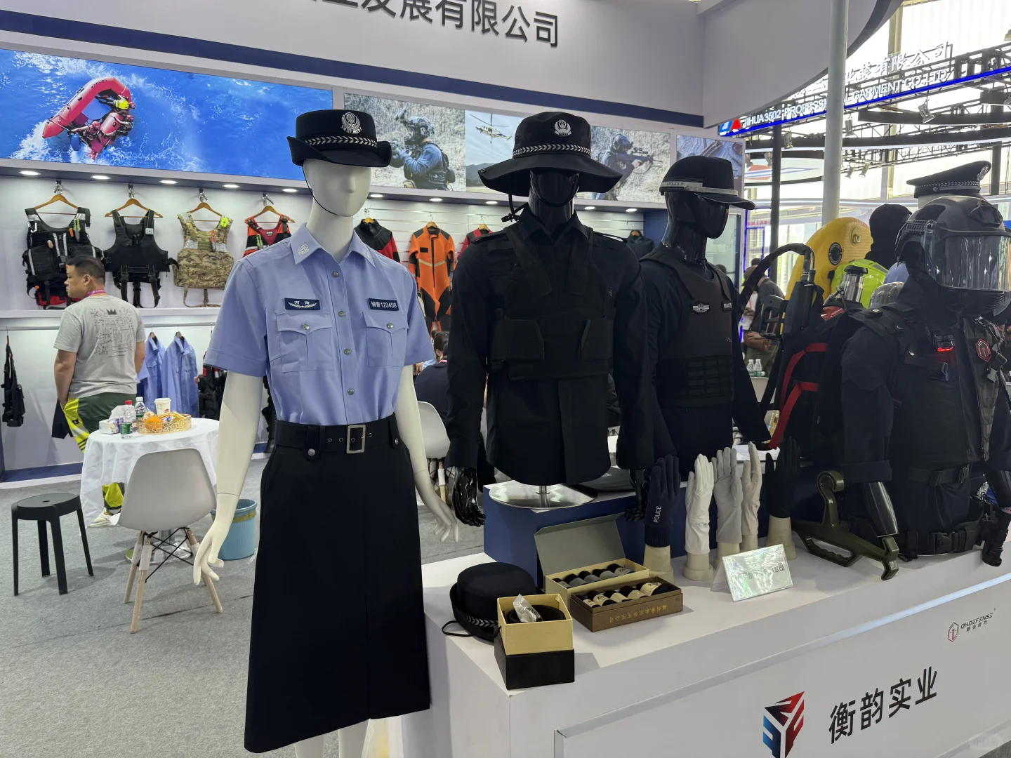 一场警察含量极高的展览