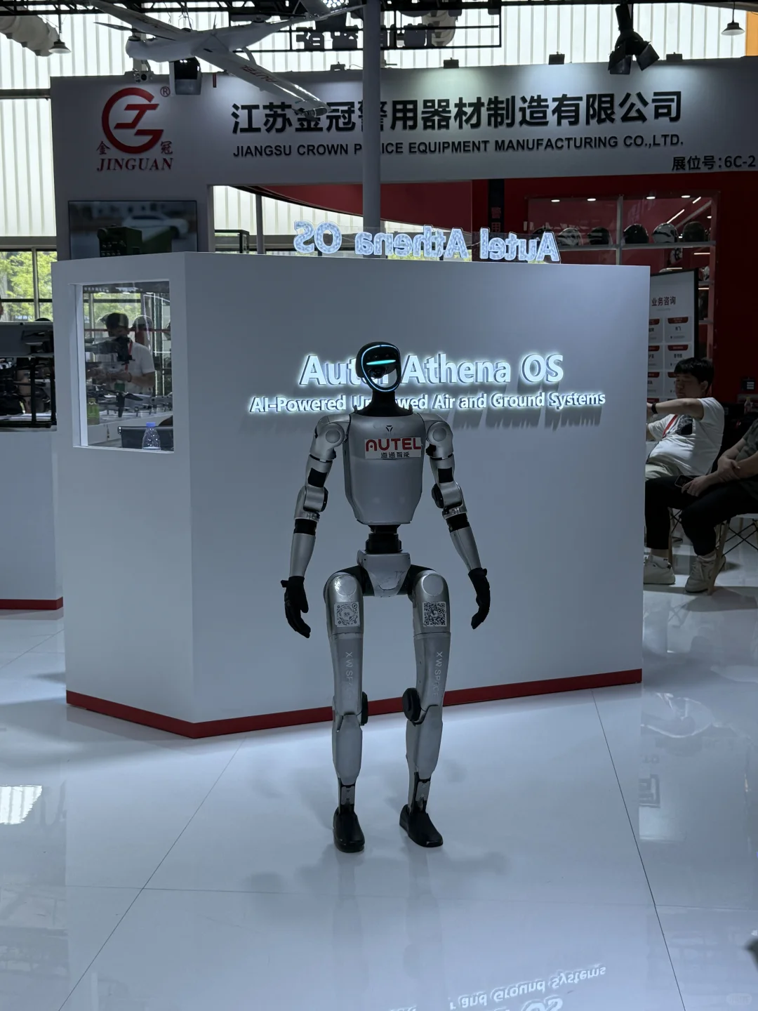 一场警察含量极高的展览