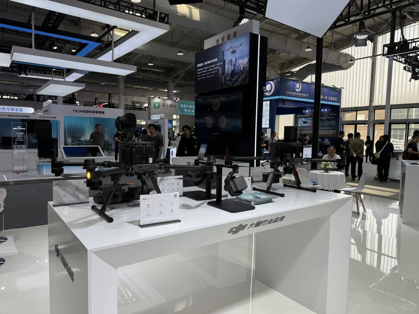 一场警察含量极高的展览