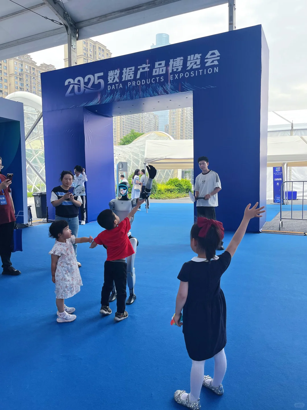 温州遛娃｜来和机器人打个招呼吧