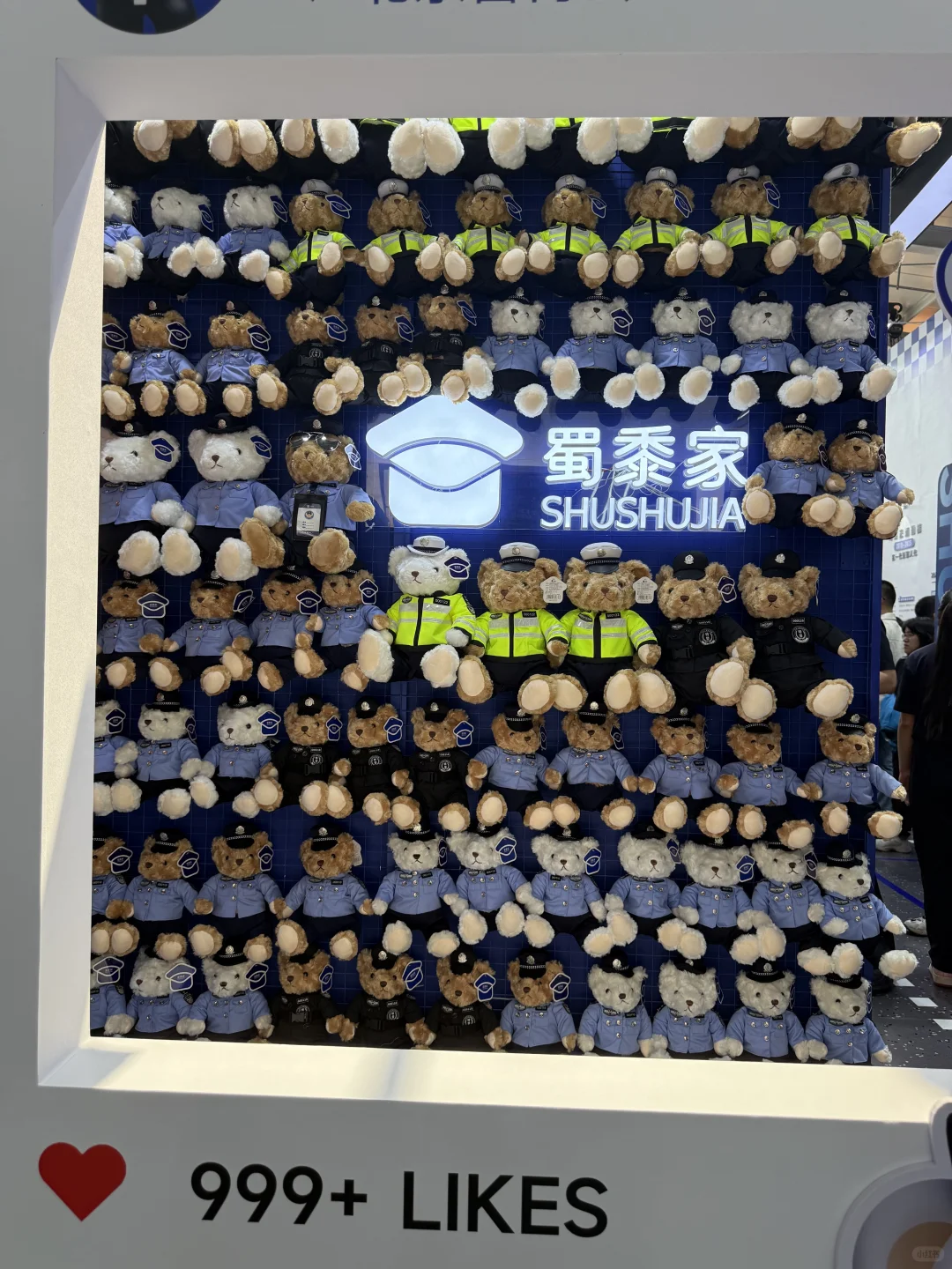 一场警察含量极高的展览