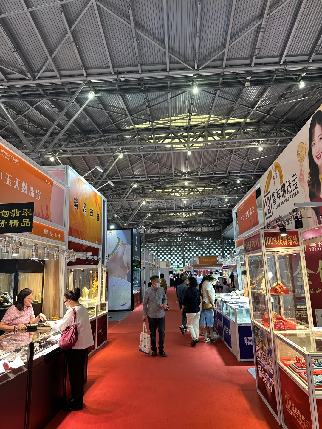 上海国际珠宝首饰展上最豪横的labubu