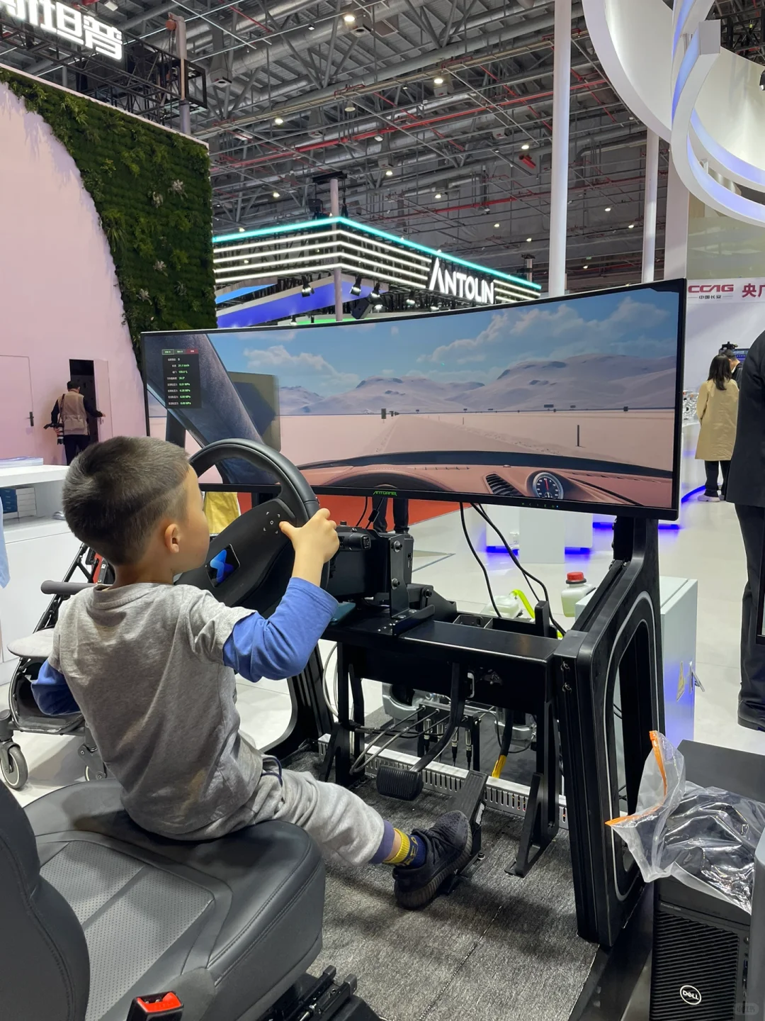 刚看完快带娃冲！2025上海车展保姆级攻略?