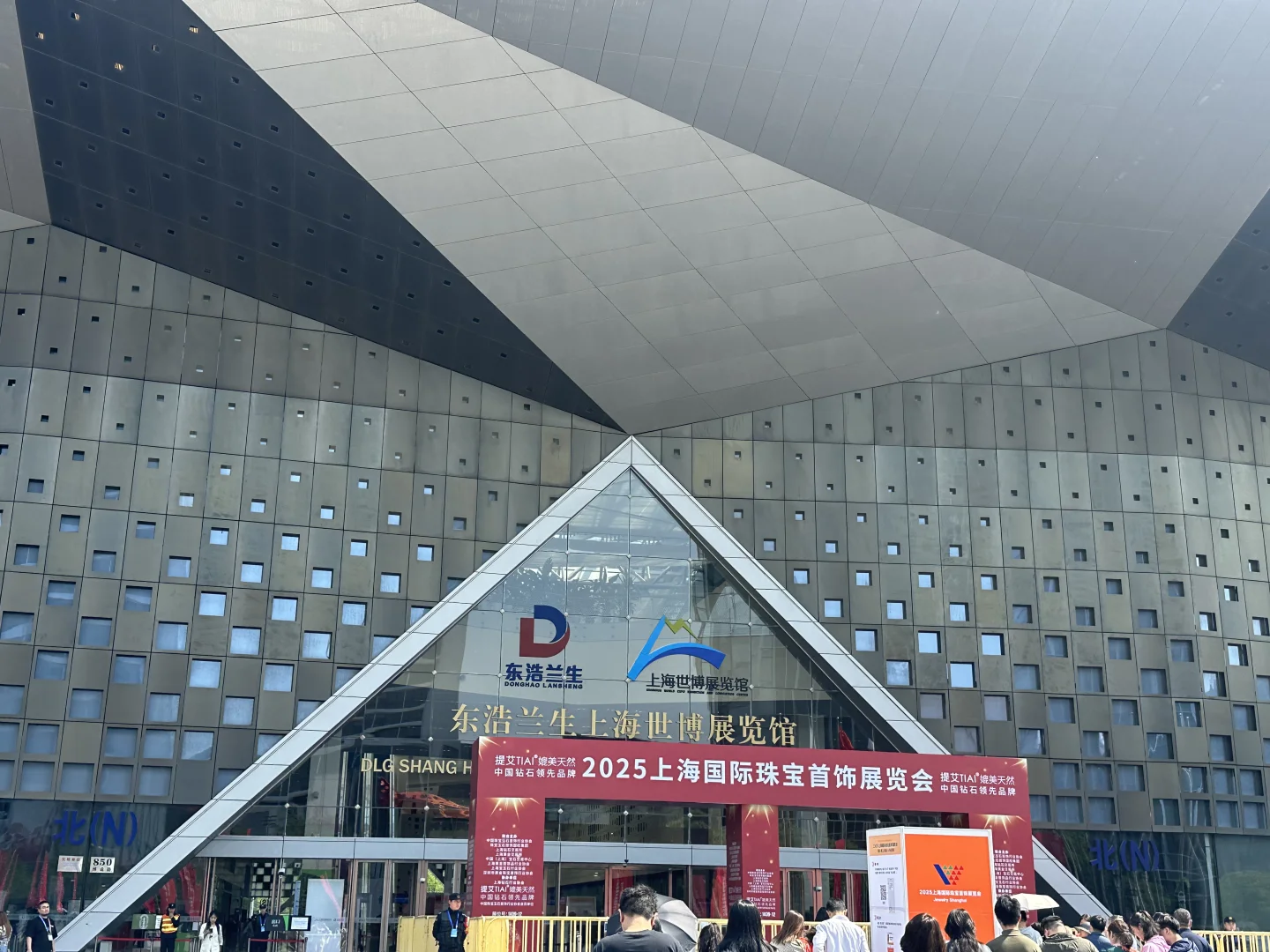 上海国际珠宝首饰展上最豪横的labubu