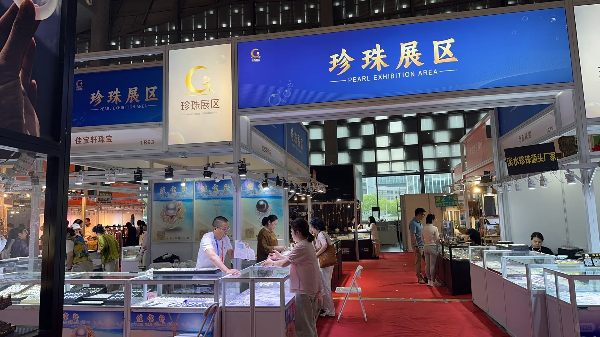 上海国际珠宝首饰展上最豪横的labubu