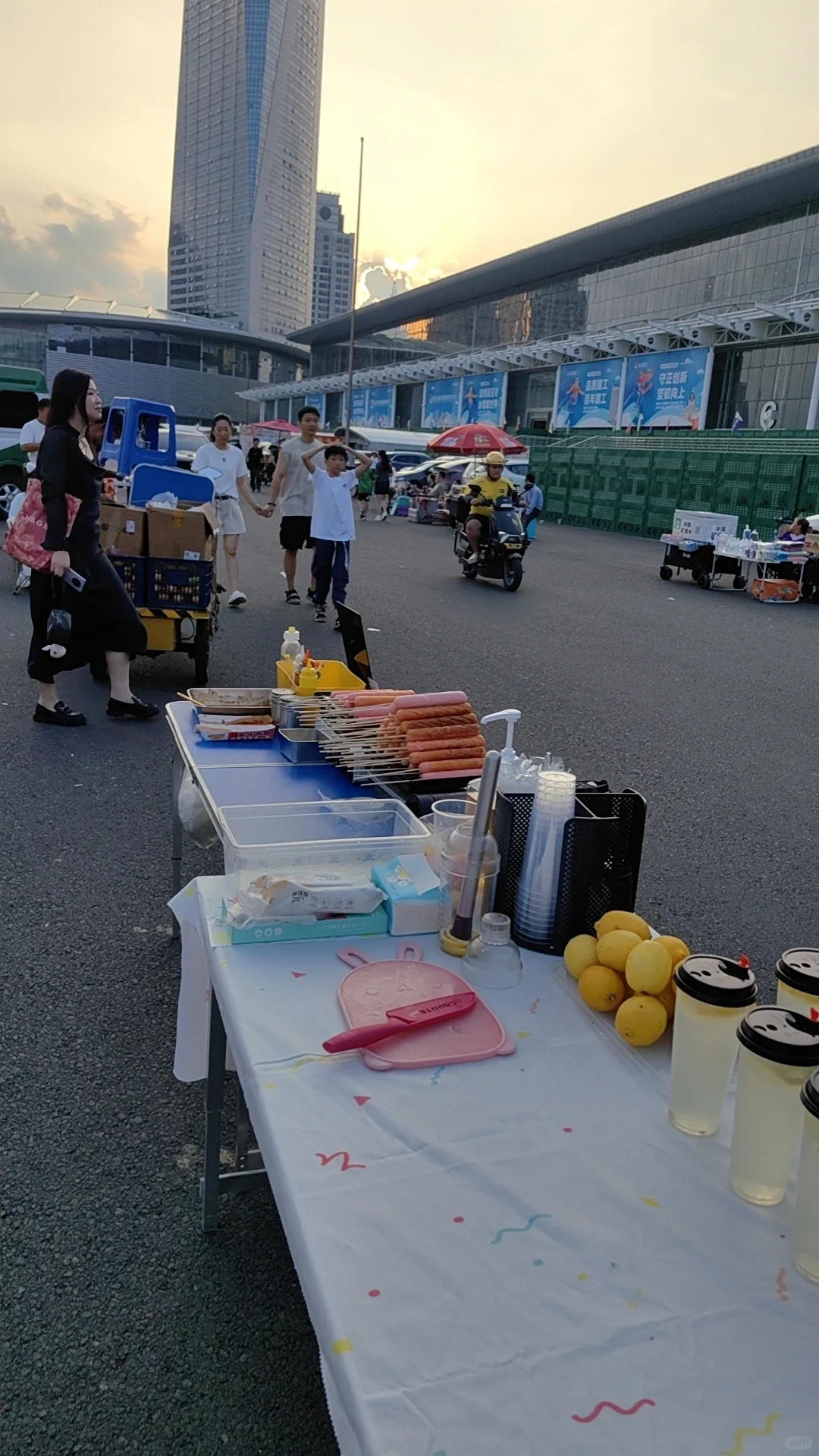 摆摊卖烤肠第六十一天