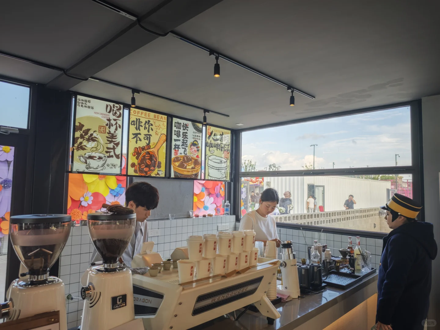 萧山大会展中心，边上有一个有趣的集装箱