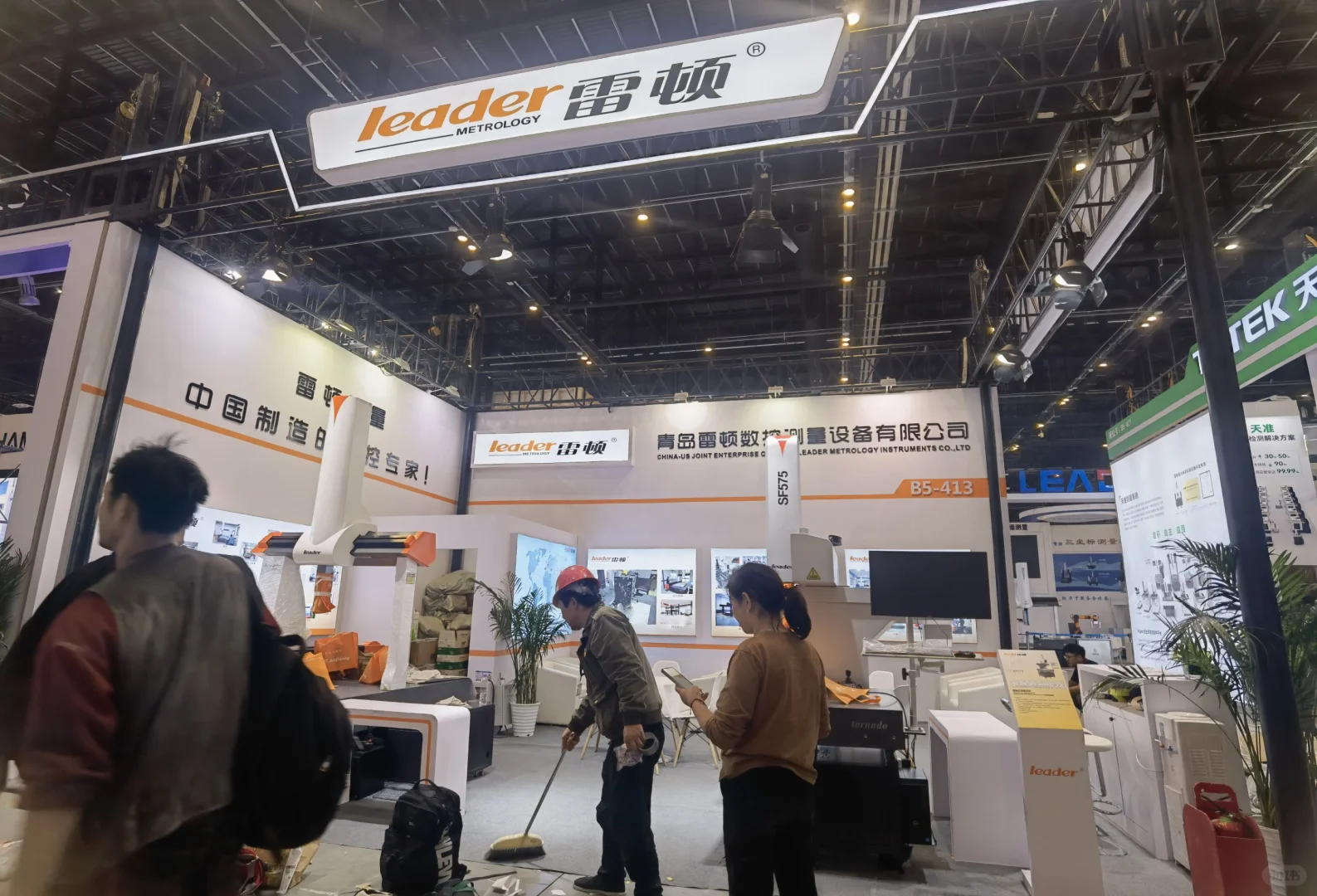 中国国际机床展开幕第二天 展台搭建实录