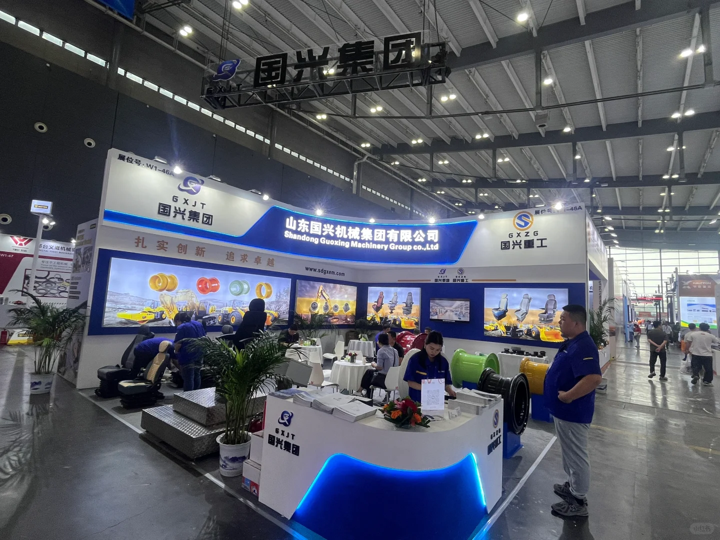 炫酷来袭！ 长沙国际工程机械展展台现场